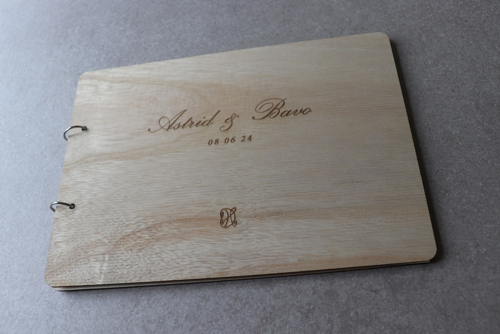 Houten gastenboek met gravure